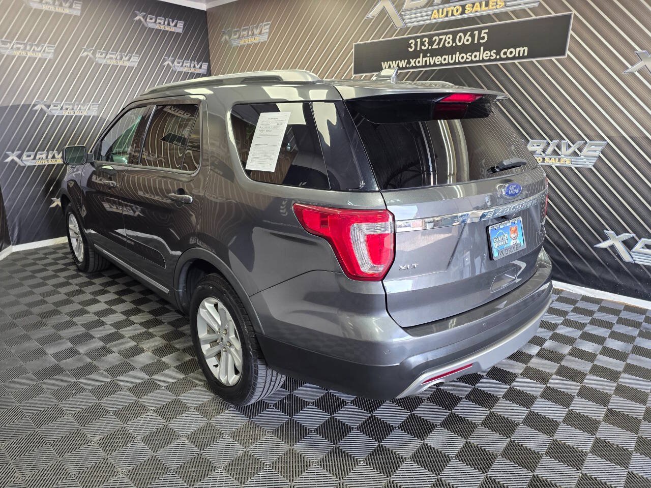 Used 2017 Ford Explorer XLT w/ Equipment Group 202A FWD image 10