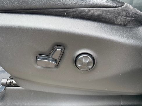 Used 2020 Chrysler Pacifica Touring-L image 12