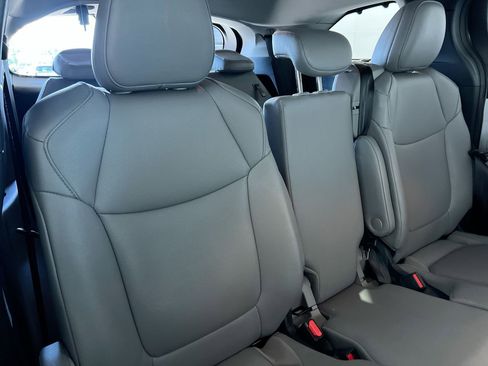 Used 2026 Toyota Sienna XLE FWD image 31