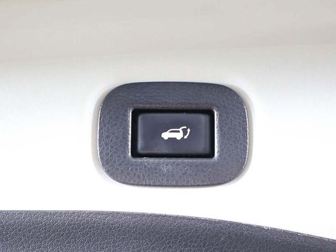 Used 2018 Nissan Rogue SV w/ Sun & Sound Touring Package image 22