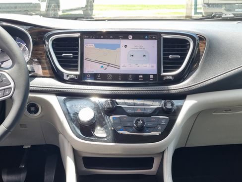 Used 2022 Chrysler Pacifica Limited AWD/4WD image 17