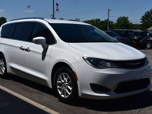 Used 2020 Chrysler Pacifica Touring-L FWD image 12