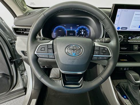Used 2023 Toyota Highlander Limited FWD image 11