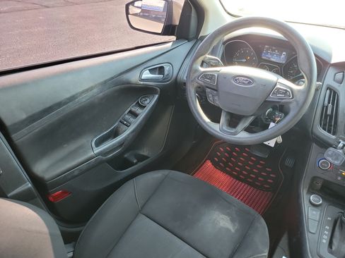 Used 2018 Ford Focus SE w/ SE Appearance Package FWD image 14