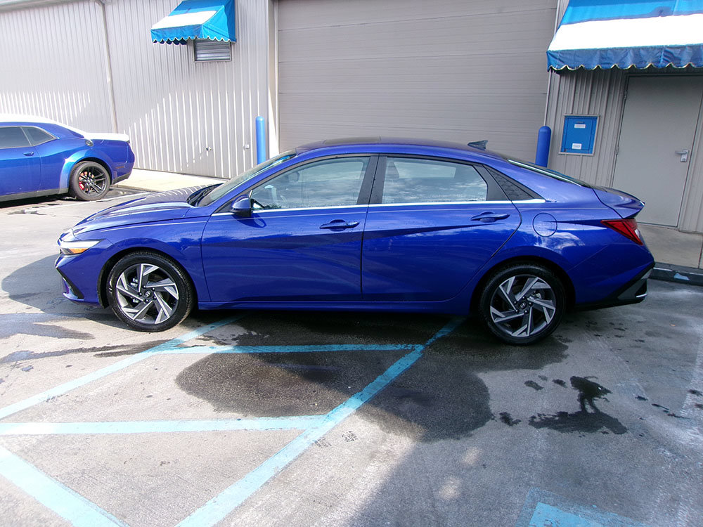 Used 2025 Hyundai Elantra SEL FWD image 3