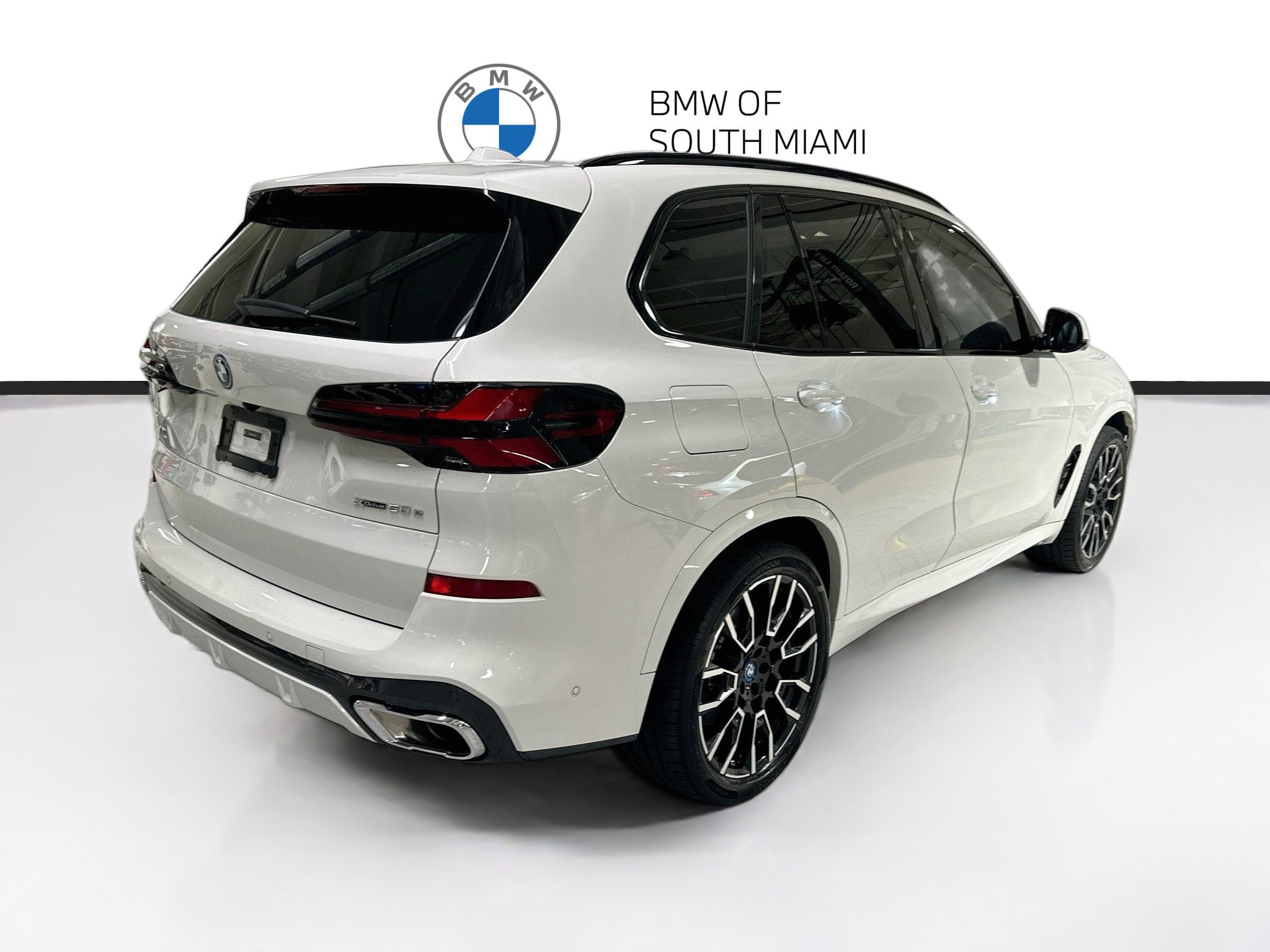 Certified 2025 BMW X5 xDrive50e w/ M Sport Package AWD/4WD image 6