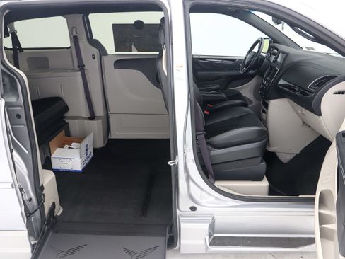 Used 2016 Dodge Grand Caravan SXT FWD image 16