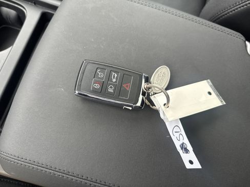 Used 2024 Land Rover Defender 110 X-Dynamic SE image 30