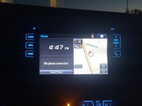 Used 2017 Toyota Sienna XLE image 28