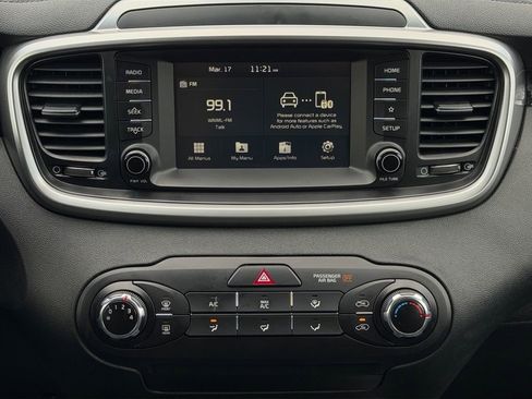 Used 2020 Kia Sorento LX image 16