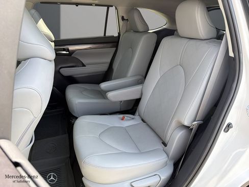 Used 2020 Toyota Highlander Platinum FWD image 16