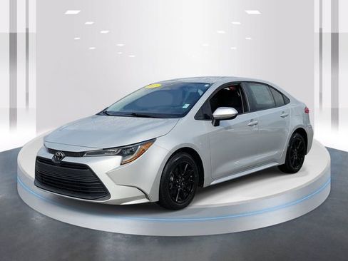 Used 2023 Toyota Corolla LE image 3