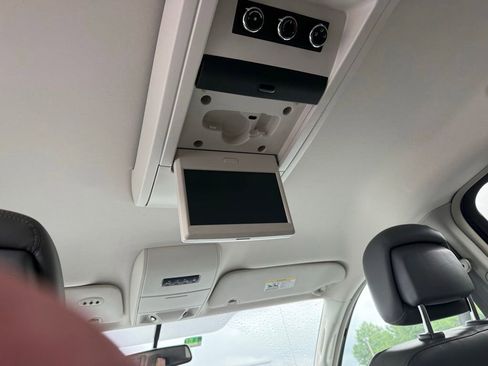 Used 2013 Volkswagen Routan SE FWD image 12