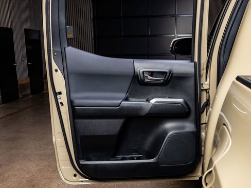 Used 2019 Toyota Tacoma TRD Off-Road w/ Technology Package image 37