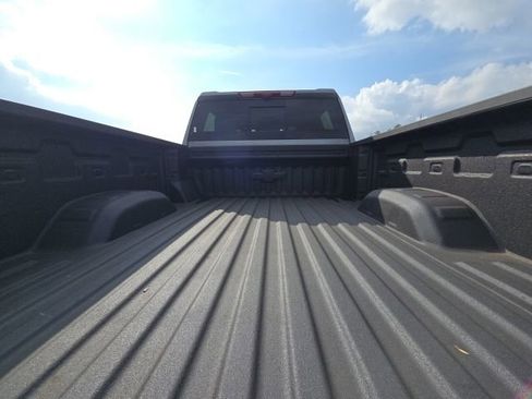 Used 2025 Chevrolet Silverado 2500 ZR2 w/ Technology Package image 12