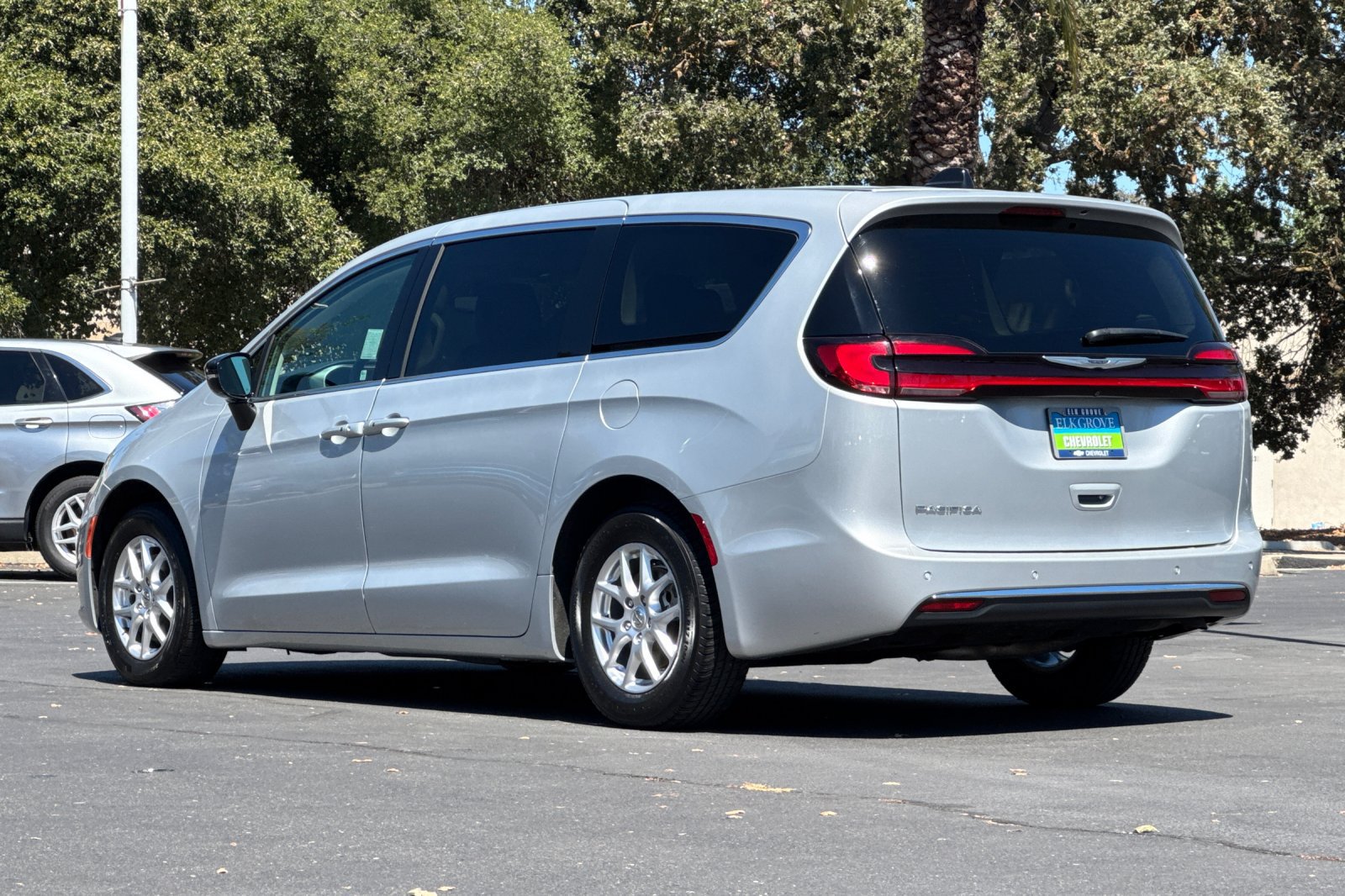 Used 2024 Chrysler Pacifica Touring-L FWD image 5