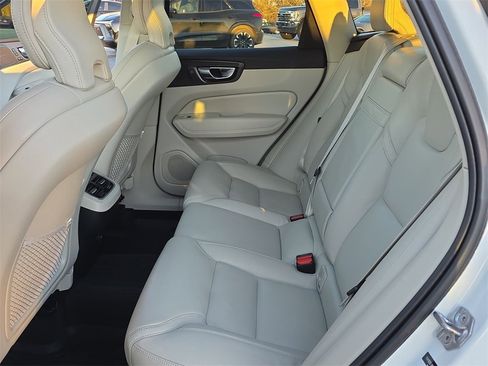 Used 2021 Volvo XC60 T5 Inscription w/ Protection Package Premier image 25