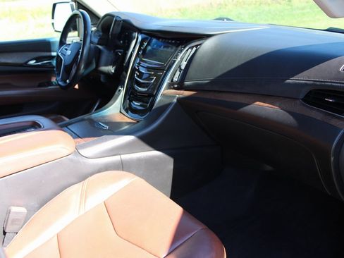 Used 2018 Cadillac Escalade Premium Luxury image 18