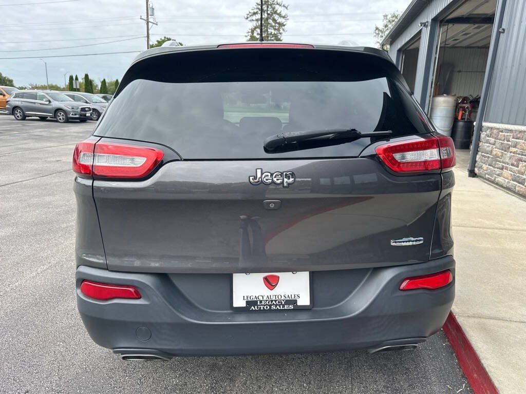Used 2018 Jeep Cherokee Latitude Plus w/ Cold Weather Group FWD image 4