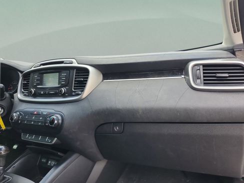 Used 2016 Kia Sorento LX w/ LX Convenience Package image 18