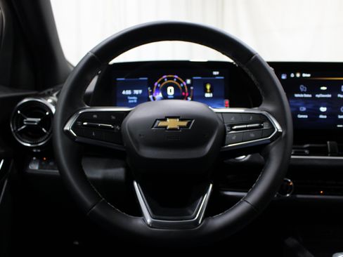 Used 2025 Chevrolet Equinox LT w/ Safety and Technology Package FWD image 11