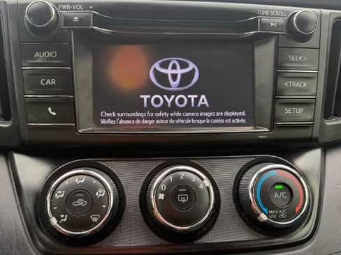 Used 2018 Toyota RAV4 LE image 17