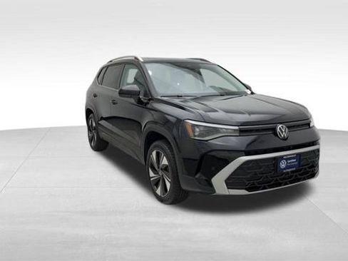 Certified 2025 Volkswagen Taos SE image 10