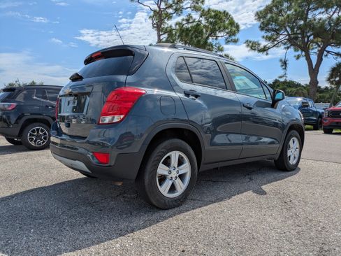 Used 2022 Chevrolet Trax LT w/ LT Convenience Package AWD/4WD image 4
