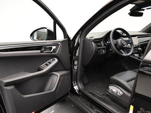 Used 2025 Porsche Macan image 38
