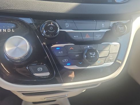 Used 2024 Chrysler Voyager LX FWD image 18