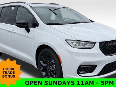 New 2026 Chrysler Pacifica Limited w/ Uconnect Theater Family Group