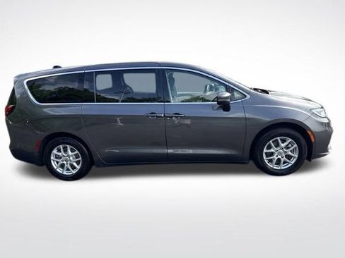 Used 2023 Chrysler Pacifica Touring-L FWD image 8