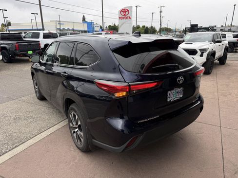 Used 2021 Toyota Highlander XLE AWD/4WD image 4