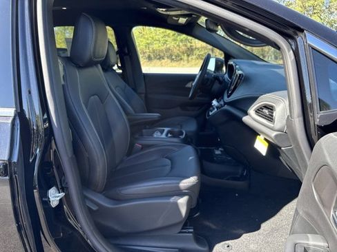 Used 2026 Chrysler Pacifica Select AWD/4WD image 10