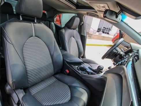 Used 2018 Toyota Camry SE w/ Moonroof Package image 18