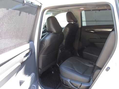 Used 2025 Toyota Highlander Platinum AWD/4WD image 16