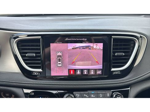 Used 2023 Chrysler Pacifica Limited w/ Uconnect Theater Family Group FWD image 22