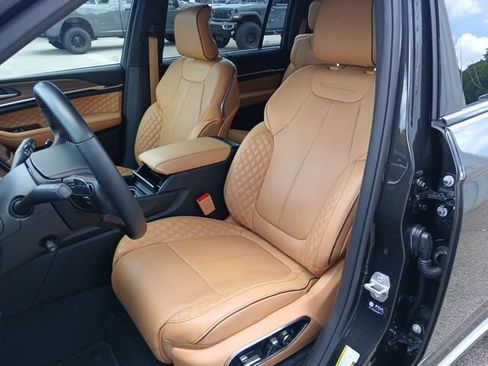 Used 2023 Jeep Grand Cherokee L Summit w/ Luxury Tech Group V AWD/4WD image 43