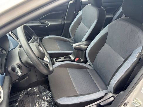 Used 2025 Nissan Versa SV FWD image 35