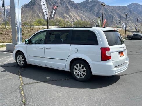 Used 2015 Chrysler Town & Country Touring image 10