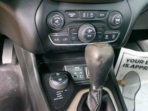 Used 2018 Jeep Cherokee High Altitude AWD/4WD image 19