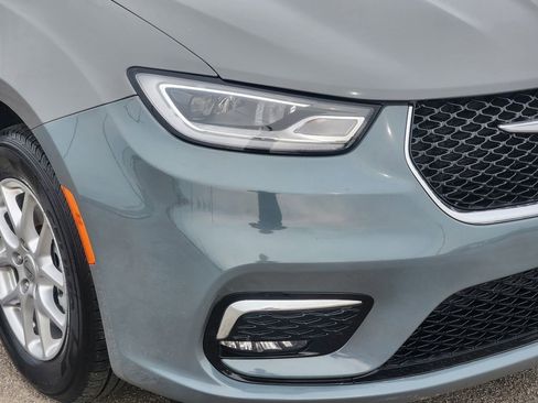 Used 2023 Chrysler Pacifica Touring-L image 9