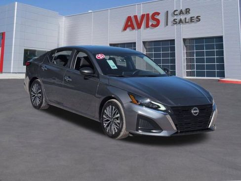 Used 2025 Nissan Altima 2.5 SV FWD image 3