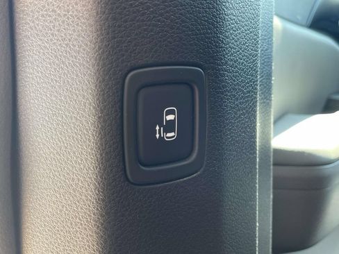 Used 2026 Kia Carnival FWD image 5