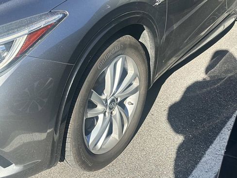 Used 2018 INFINITI QX30 Base image 2