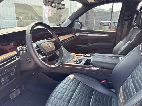 Used 2025 Cadillac Escalade ESV Sport Platinum w/ LPO, ONYX Package AWD/4WD image 16