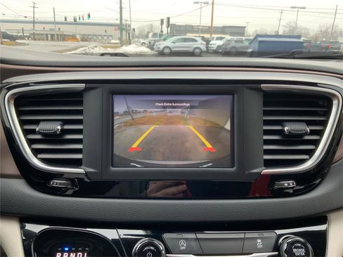 Used 2023 Chrysler Voyager LX image 33