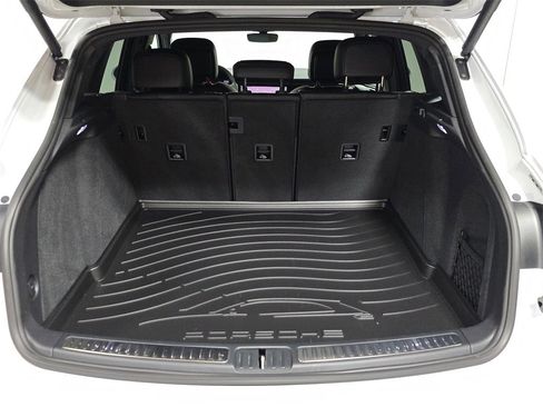 Used 2024 Porsche Macan image 25