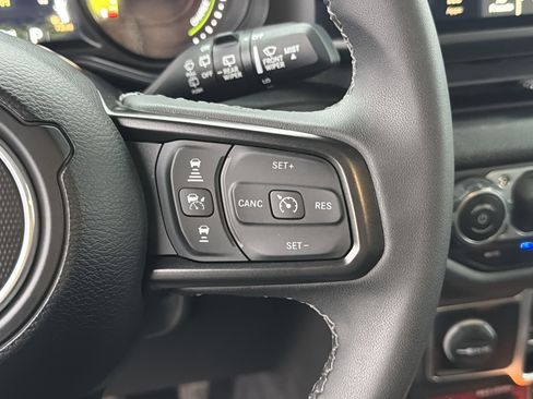 Used 2025 Jeep Wrangler Willys image 27