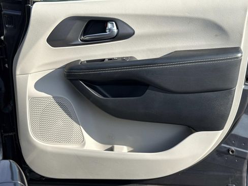 Used 2022 Chrysler Pacifica Touring-L image 24